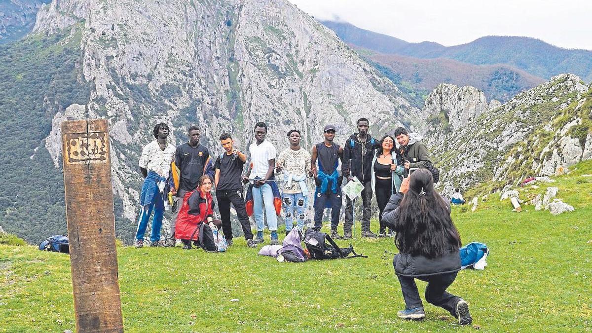 Jóvenes participantes en el proyecto Almenara posan para una foto durante una travesía de montaña.