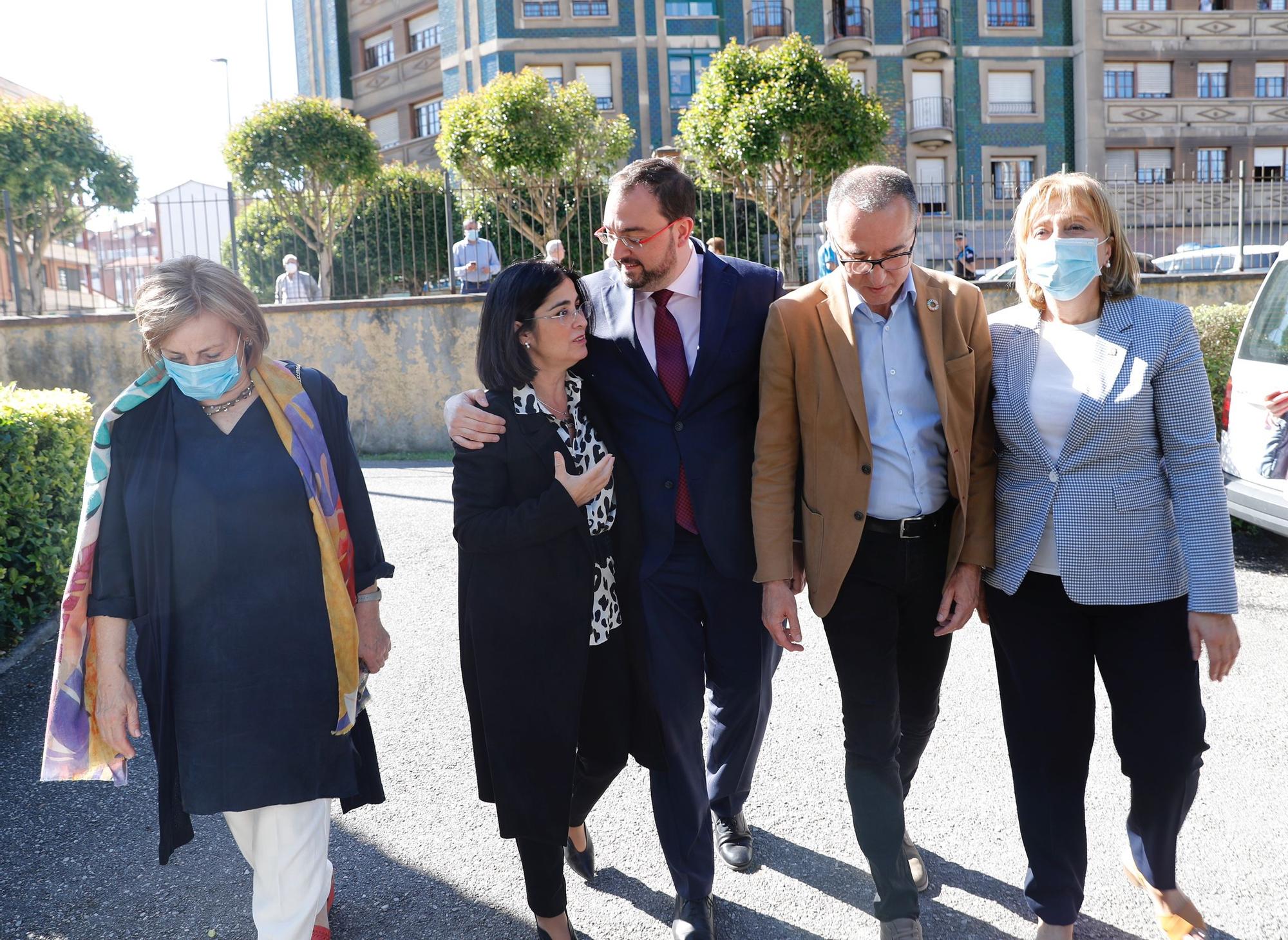 La visita de la ministra de Sanidad, Carolina Darias, a Avilés, en imágenes