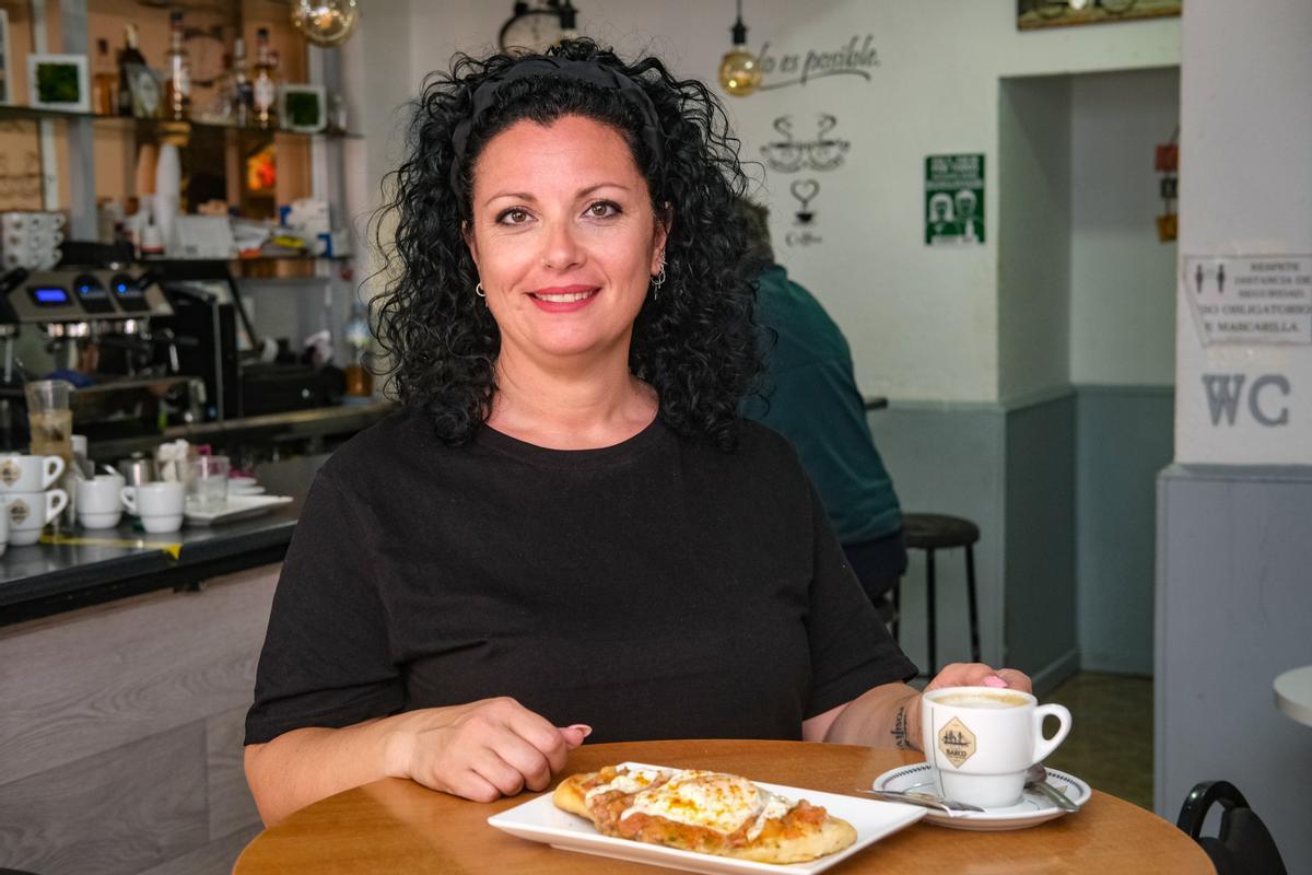 Sandra Rey, sirviendo un desayuno en 'Sana Tentación'.