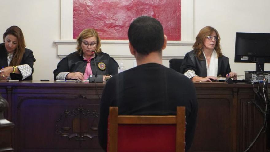 El maltratador confiesa el delito ante las magistradas. | Jose Luis Fernández
