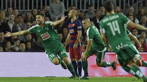 Borja Bastón celebra un gol en el Camp Nou en su etapa en el Eibar