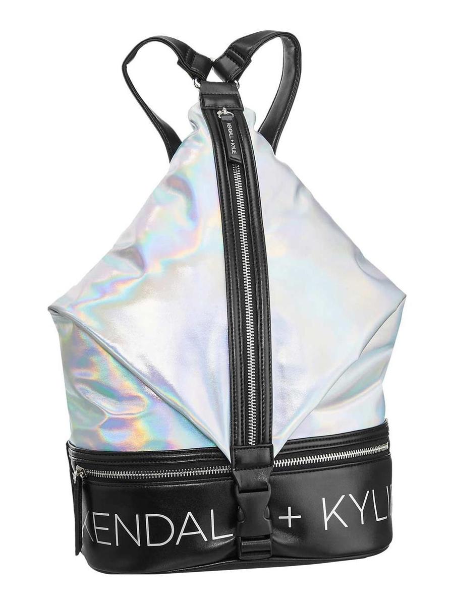 Mochila saca negra y plateada de Kendall+Kylie Jenner para Deichmann. (Precio: 39, 90 euros)