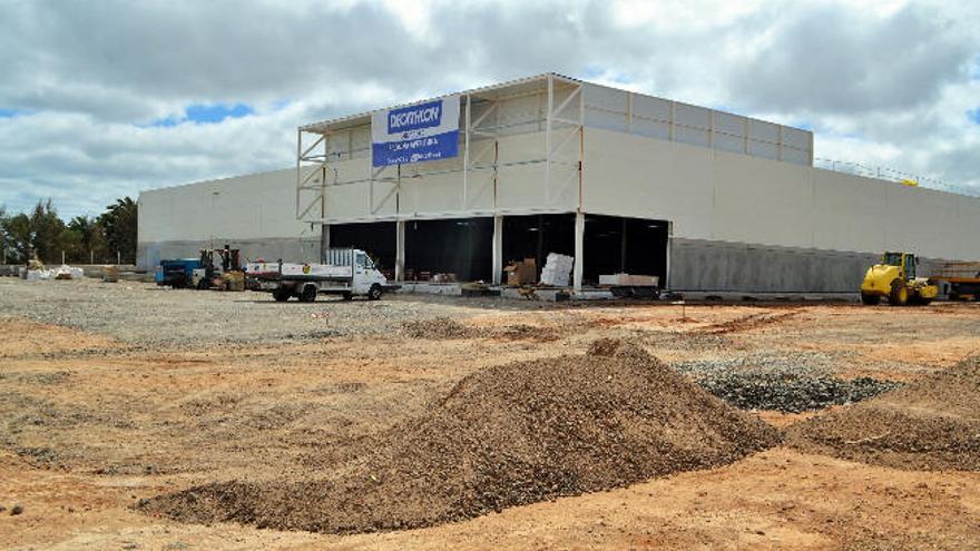 Obras ayer del nuevo establecimiento deportivo de Decathlon en la zona comercial de Argana Alta en Arrecife.