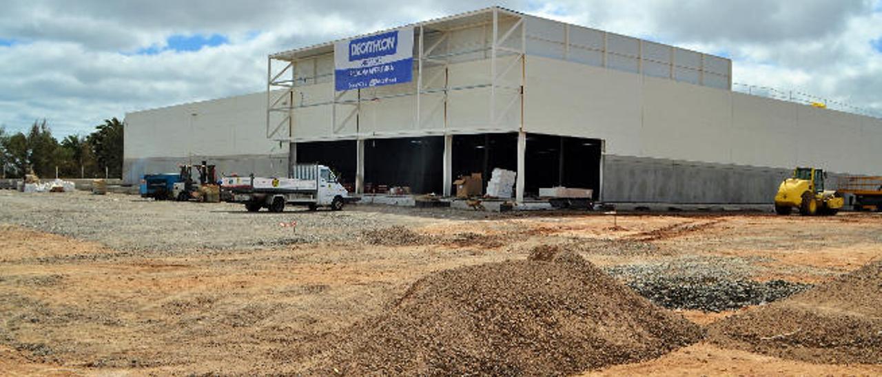 Obras ayer del nuevo establecimiento deportivo de Decathlon en la zona comercial de Argana Alta en Arrecife.