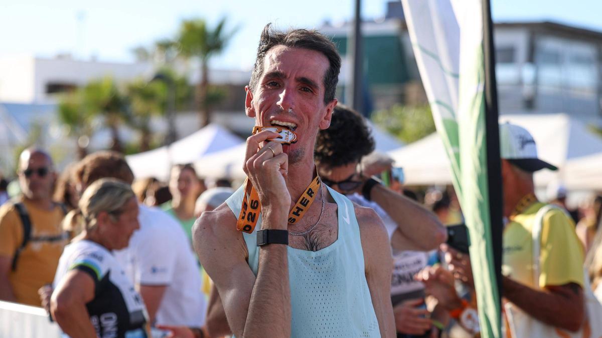 Álex Roca recibe la medalla tras acabar la Media Maratón de Formentera.