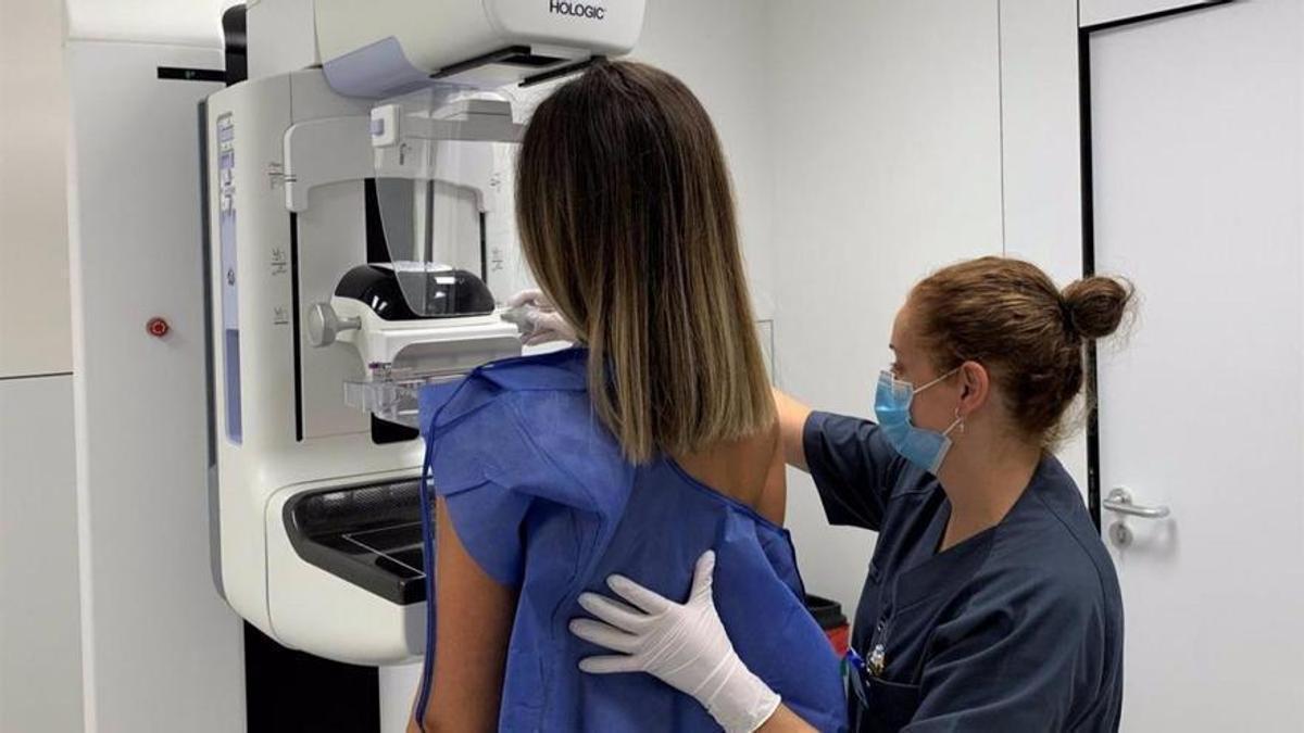 Una mujer realizándose una mamografía.