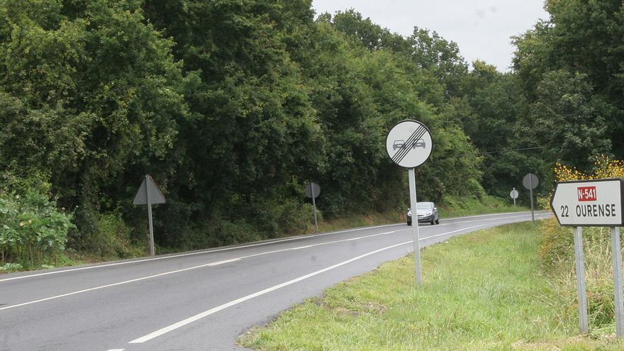 Tres heridos al colisionar un camión y un turismo en Punxín