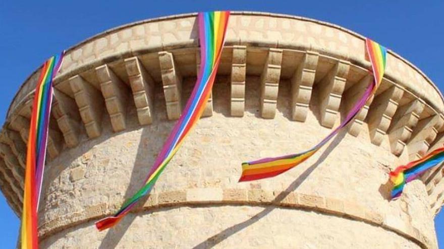 La Torre de la Illeta con las banderas arco iris, en imagen de archivo