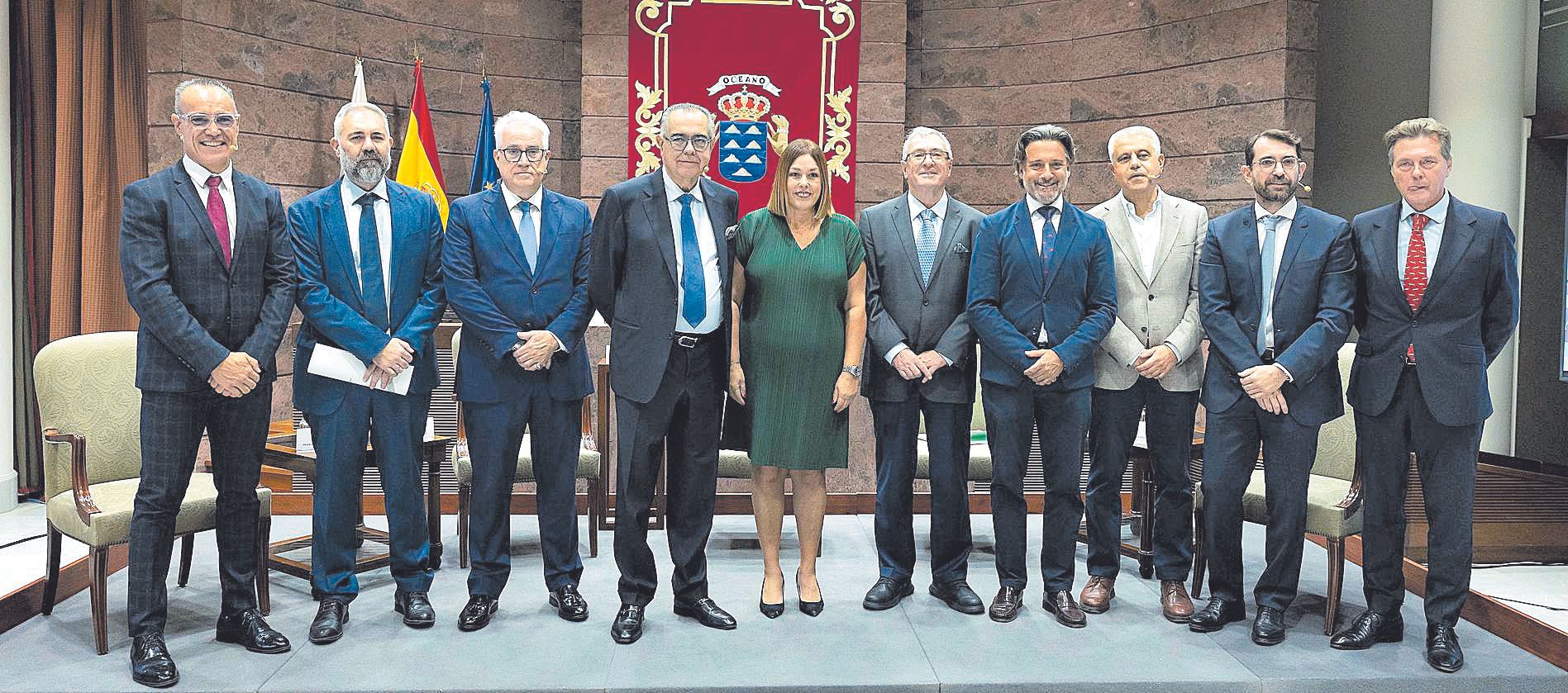 La presidenta del Parlamento, Ástrid Pérez, y el resto de intervinientes de las jornadas sobre el fuero canario, ayer