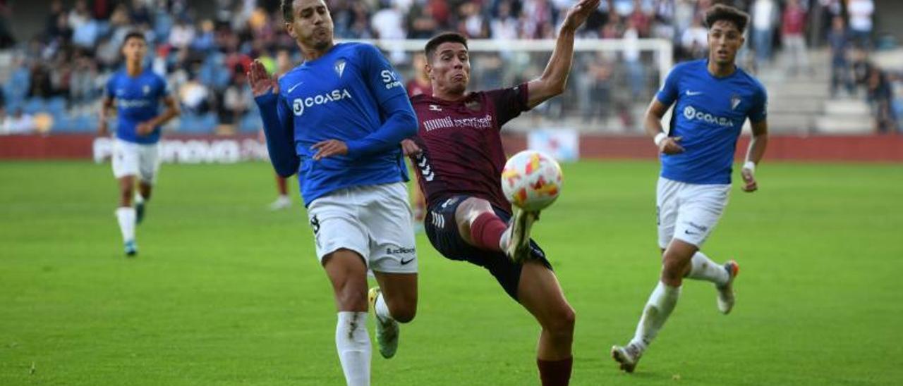 Brais Abelenda, en un lance ante el San Fernando.