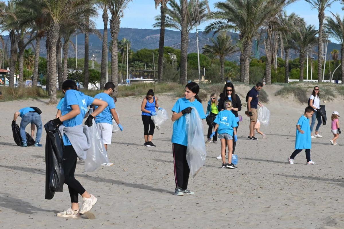 Recogida de ‘basuraleza’ en las playas del Grau de Castelló