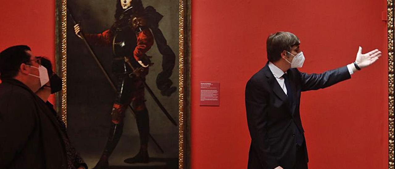 Alfonso Palacio, director del Bellas Artes, guía una visita a la exposición. | LUISMA MURIAS