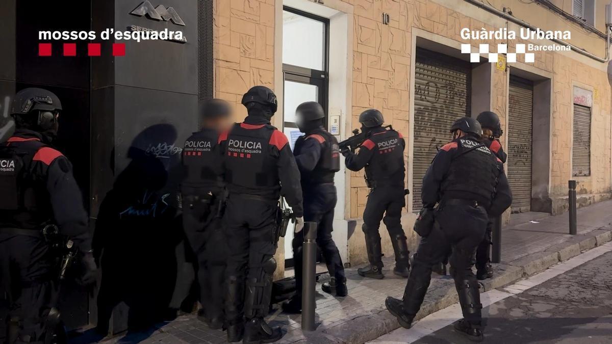 Vídeo | Entrades, escorcolls i detencions contra la banda juvenil violenta 'Els 300'