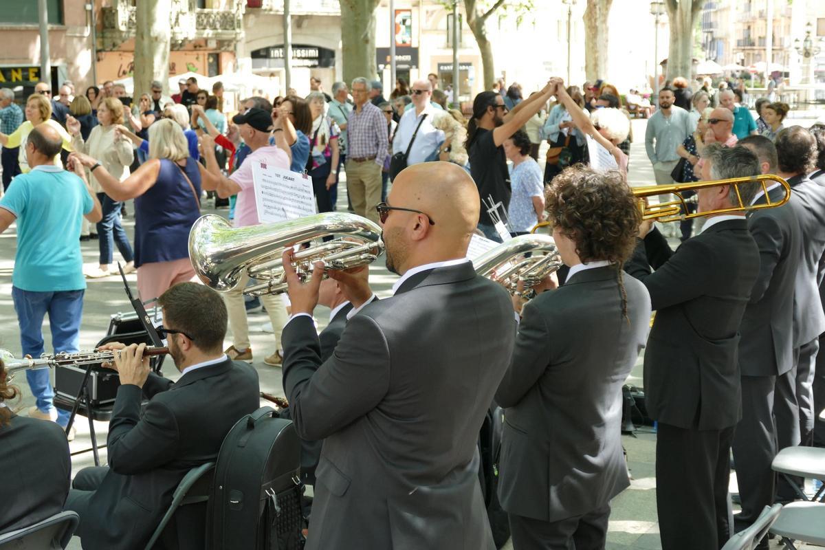 EN IMATGES | Les sardanes i les rotllanes ressonen amb força a la Rambla de Figueres