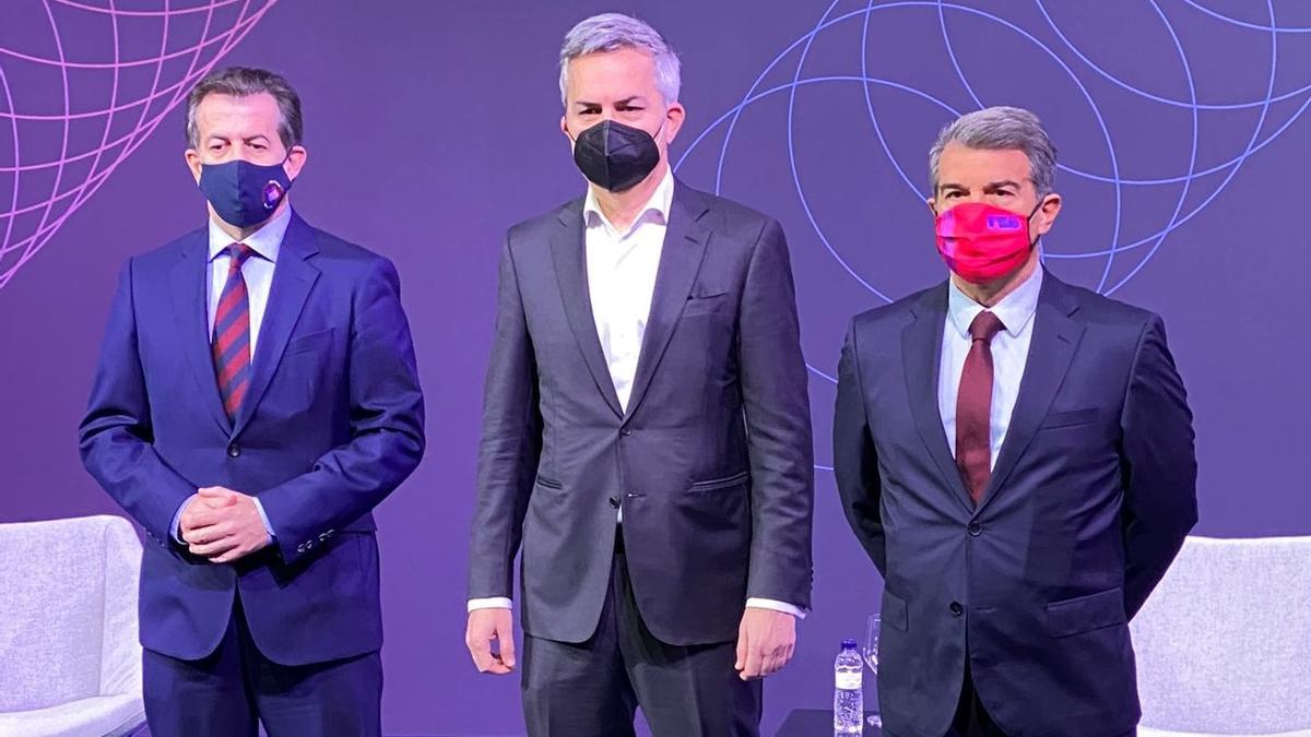 Toni Freixa, Víctor Font y Joan Laporta, antes de empezar el debate.