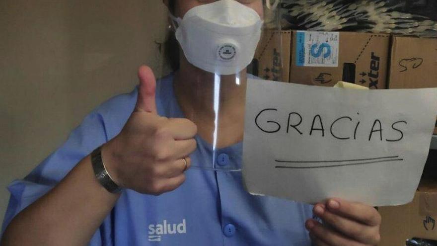 Una sanitaria agradece la entrega de las viseras.