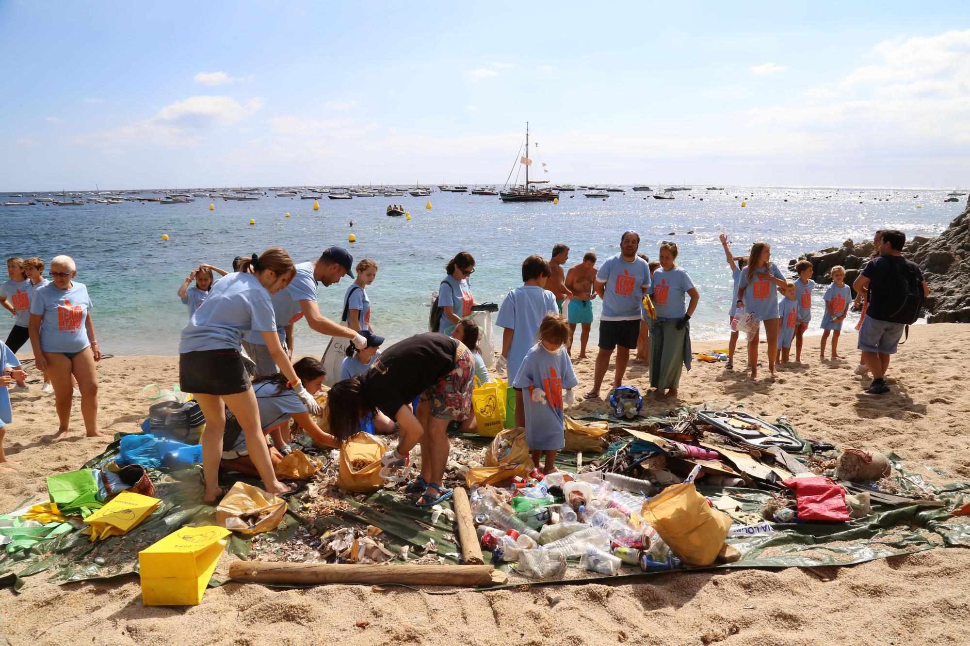 Recullen 183 quilos de deixalles al litoral de Calella i Llafranc