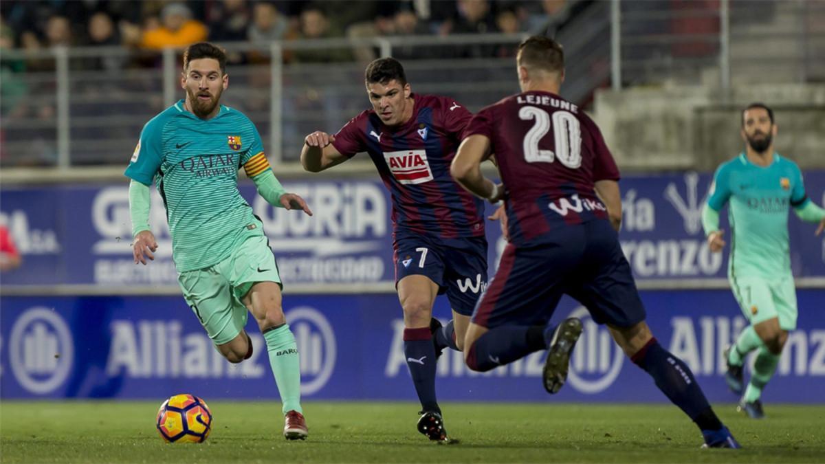 Leo Messi, Ander Capa y Florian Lejeune en el Eibar - Barça de la primera vuelta de la Liga Santander 2016/17