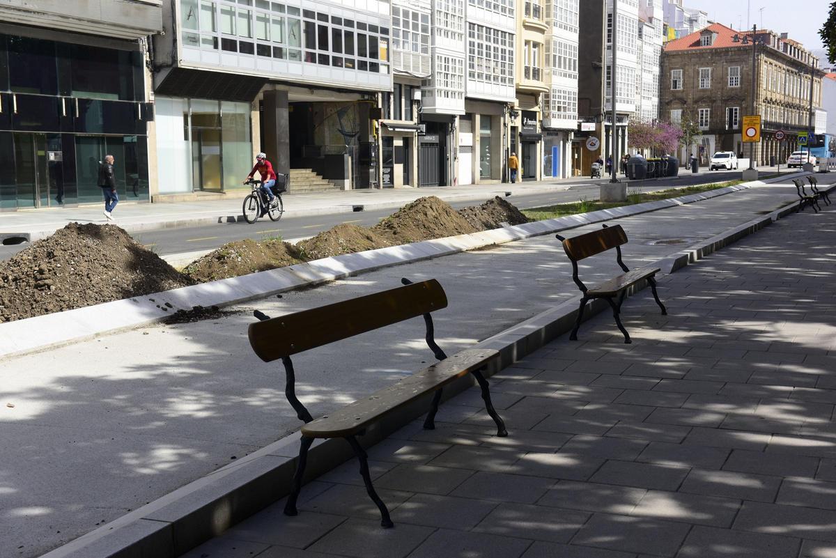 Los bancos de Méndez Núñez de avenida de la Marina se han colocado frente al parque, lo que también facilitará las casetas de verano.