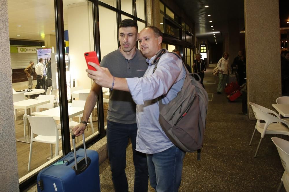 Xandao, nuevo central del Sporting, a su llegada al aeropuerto de Asturias.