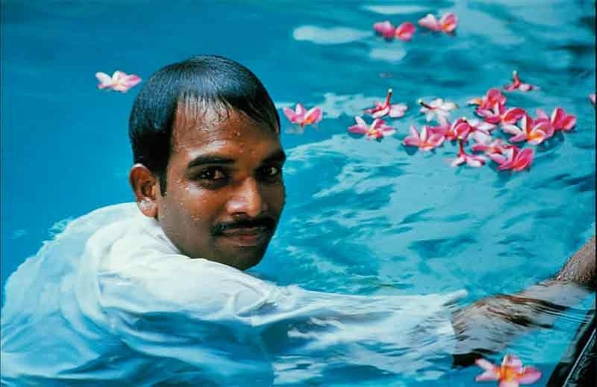Piscina con flores en The Malabar House Regency.