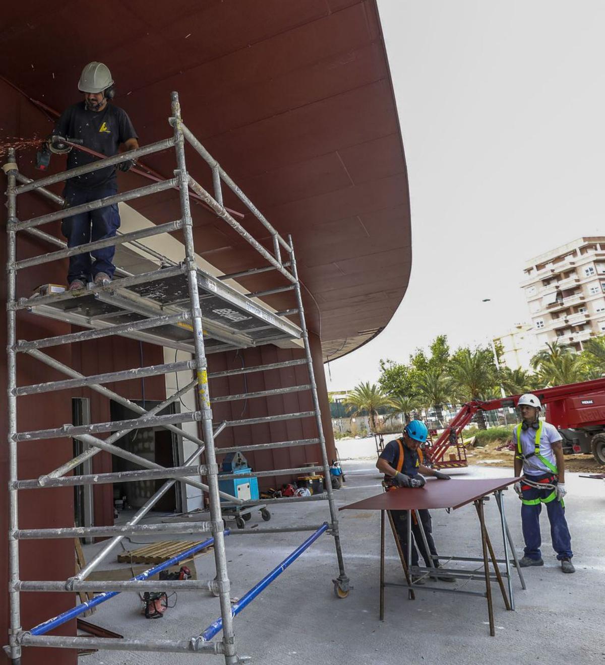 Los trabajos no paran en estos días para tener listo el edificio, en el que se cuida cada detalle, para abrirse el próximo curso.  | ANTONIO AMORÓS