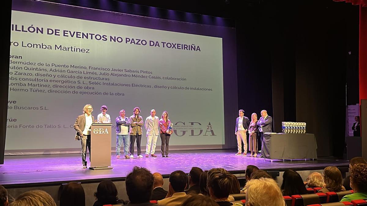 El arquitecto pontevedrés Mauro Lomba, al recibir su premio