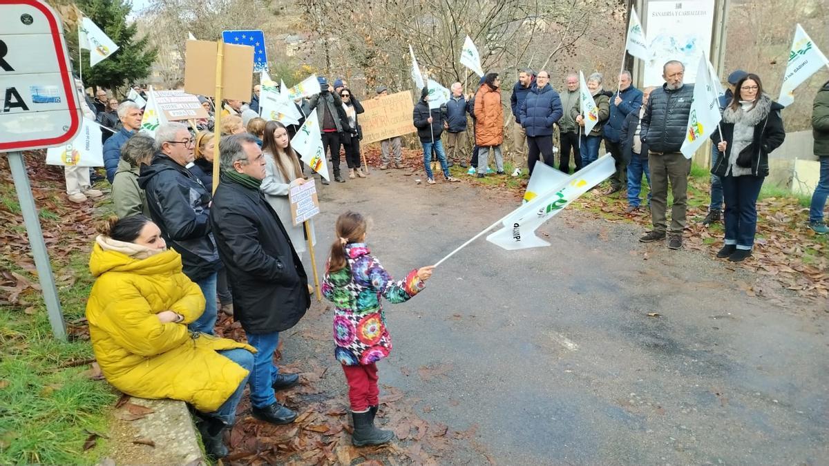 Rihonor se suma a la reivindicación por las paradas de tren