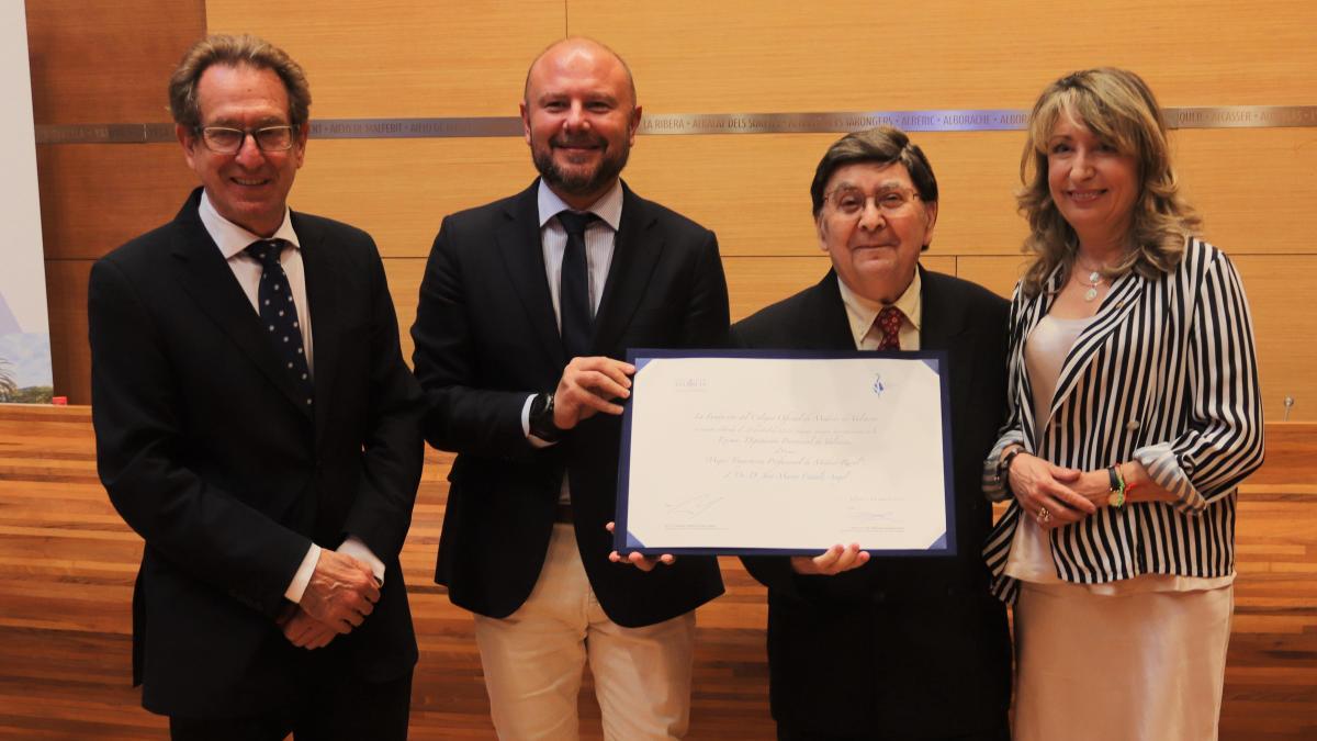 Momento en el que el doctor Catalá recibe el VIII Premio al Mejor Médico Rural