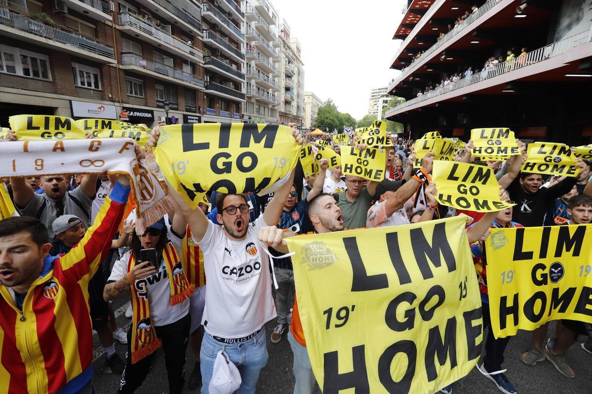 Protesta de los aficionados del Valencia CF contra Peter Lim.