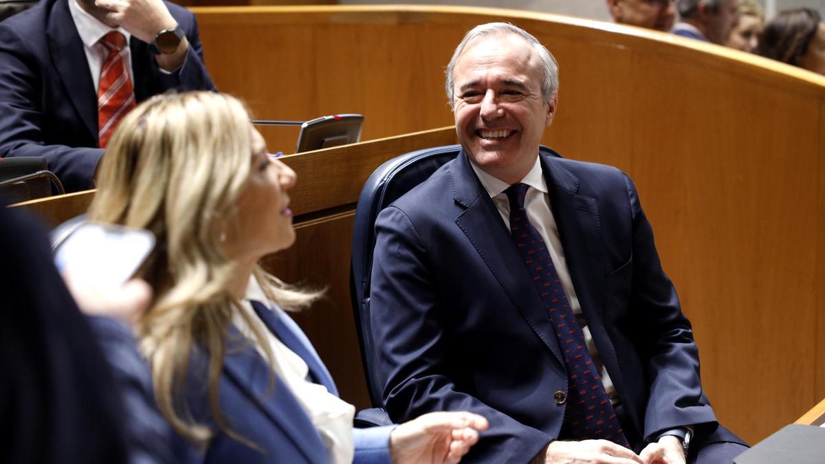 El presidente Jorge Azcón, en las Cortes, charlando con la vicepresidenta Mar Vaquero.
