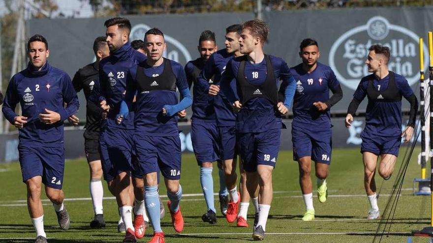 Iago Aspas corre en la primera línea durante los primeros minutos del entrenamiento celebrado ayer por el Celta en A Madroa. // Ricardo Grobas