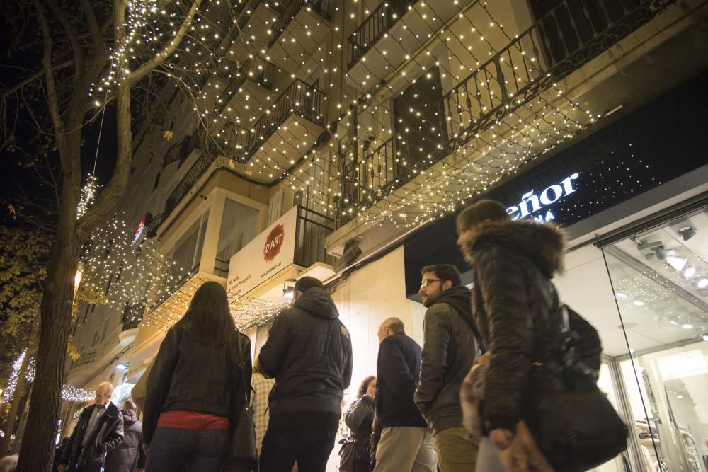 Manresa s'il·lumina per Nadal amb el principal carrer comercial a clapes