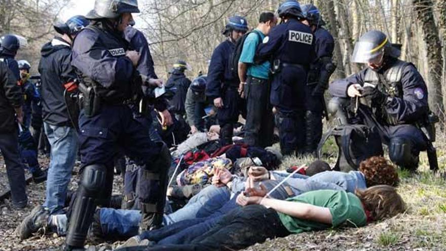 La policía inmobiliza a varios manifestantes contra el G-20 en Estrasburgo.