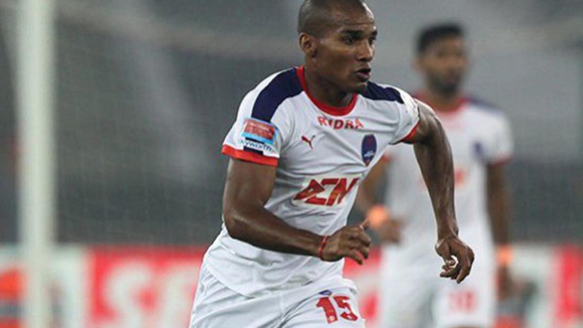 Malouda, con la camiseta del Dehli Dynamos indio