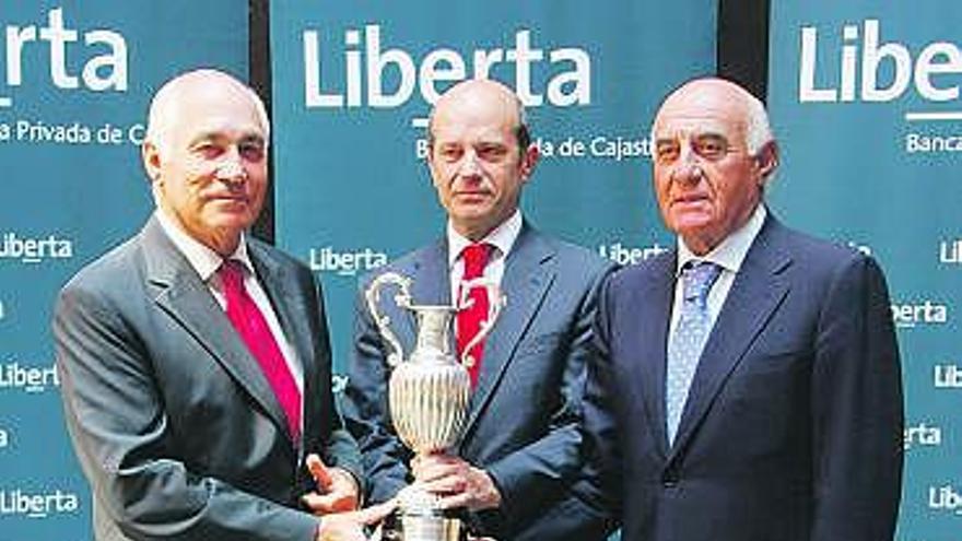 Antonio Mortera, Javier González y Pedro Pérez, con el trofeo en juego.