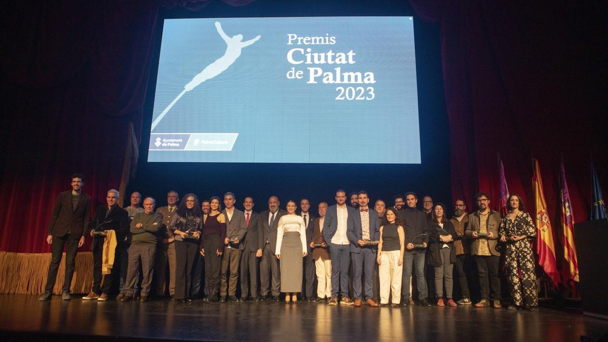 Vertreter der öffentlichen Institutionen mit den Siegern des Preises der Stadt Palma.