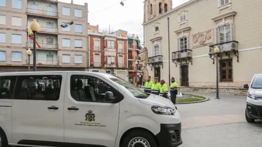 Imagen del ayuntamiento con operarios municipales.