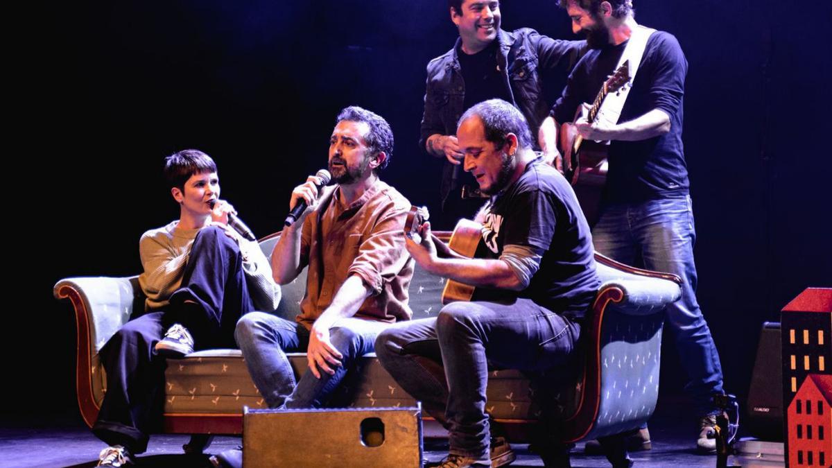 El cantant de Xàtiva amb altres companys de professió. | LEVANTE-EMV