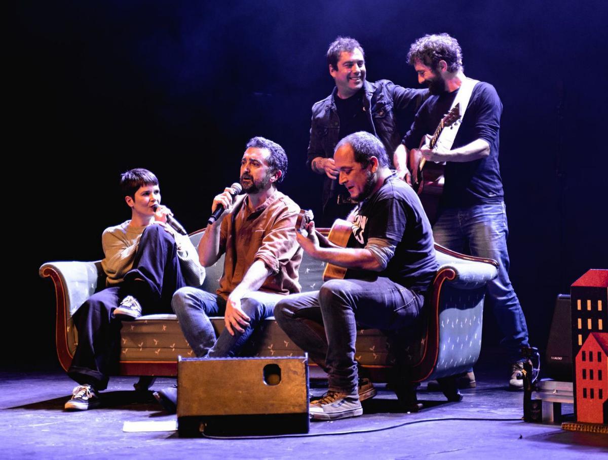 El cantant de Xàtiva amb altres companys de professió. | LEVANTE-EMV