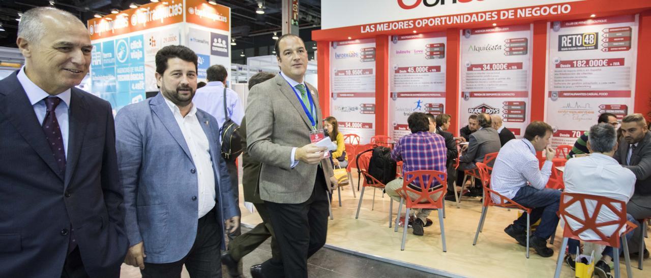 Natxo Costa, en el centro, durante un recorrido por un certamen en Feria Valencia en una imagen de archivo.