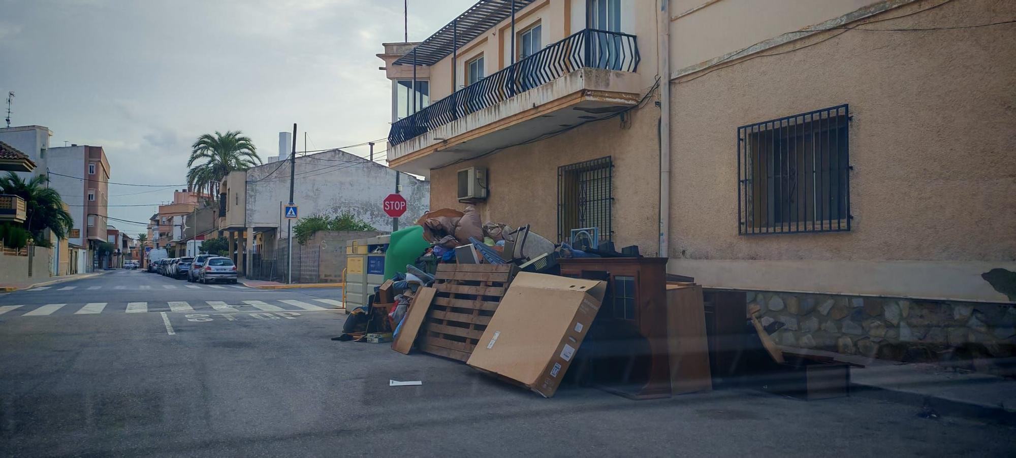 Imágenes captadas por los vecinos de contenedores desbordados