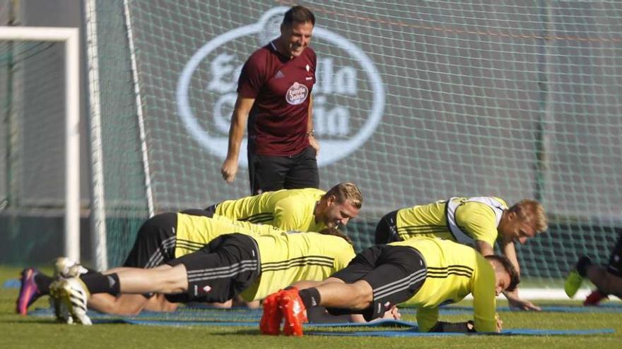 Eduardo Berizzo bromea con sus futbolistas al inicio del entrenamiento del pasado lunes, tras la victoria de su equipo, tercera consecutiva en Liga, ante el Barcelona. // R. Grobas