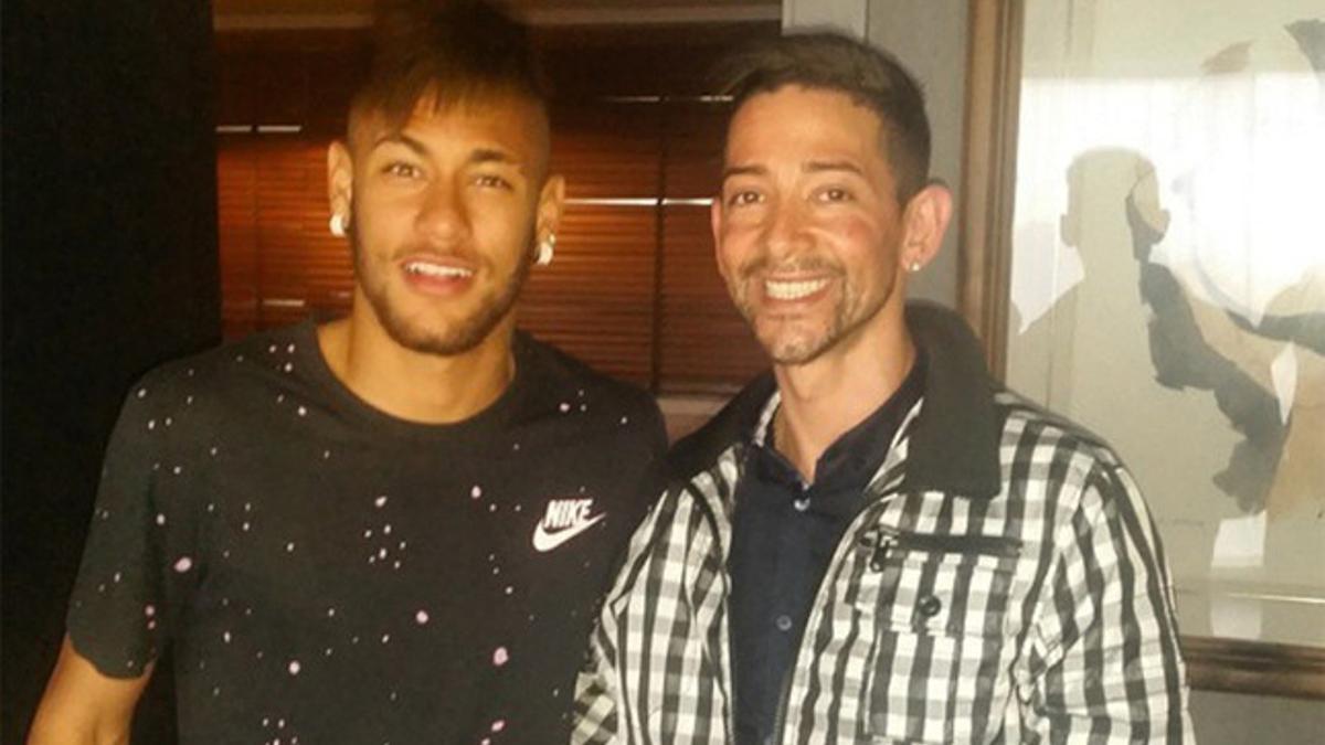 Neymar, con el peluquero Wagner Tenorio