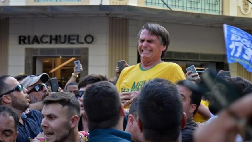 Apuñalan en pleno acto al candidato de ultraderecha a la presidencia de Brasil