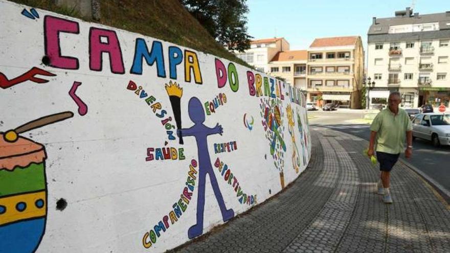 Mural de la Rúa Arenal pintado por el campamento urbano de Lalín. // Bernabé