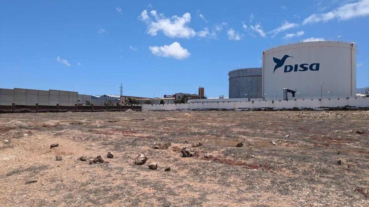 Instalaciones de Disa junto a la parcela prevista para la planta eléctrica.