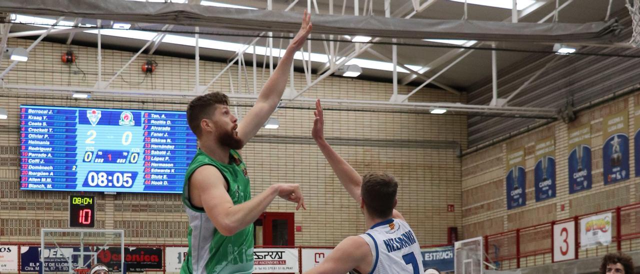 Los jugadores del TAU Castellón lograron la victoria en el partido 200 en LEB Oro ante el Prat.