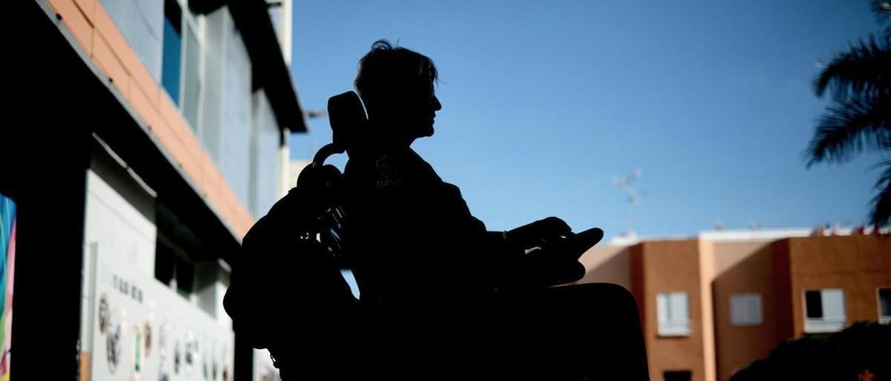 Una persona en silla de ruedas en una calle de Tenerife.