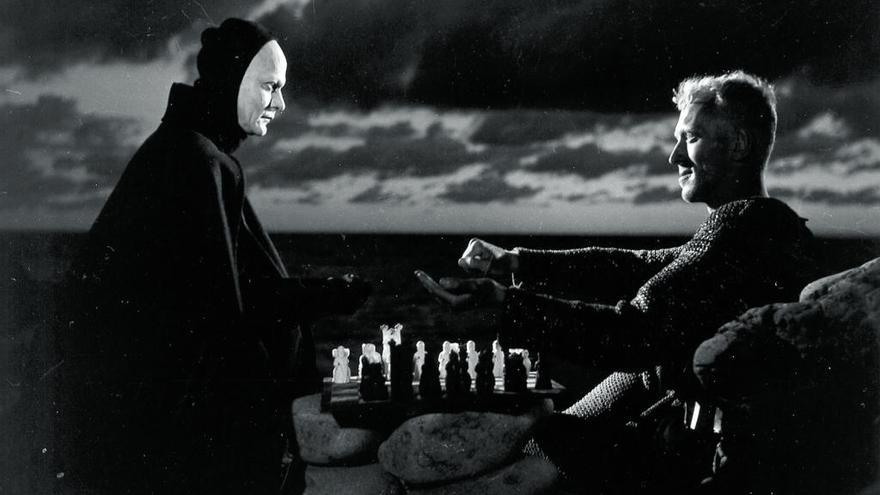 En El séptimo sello, la película de Ingmar Bergman, la muerte invita a jugar al ajedrez a Max von Sydow.